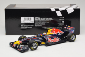 Red Bull RB7 Renault #2 M. Webber Red Bull Racing Showcar 2011 Minichamps 1:18 110110002 Metal — zdjęcie 6 z 7