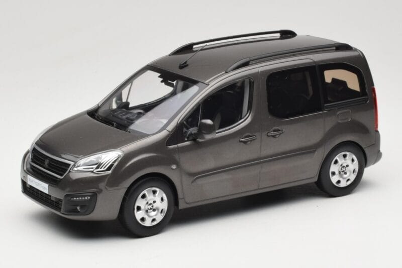 Renault Juvaquatre Break 300 kg Kość Słoniowa Norev 1:18 185260 Metal