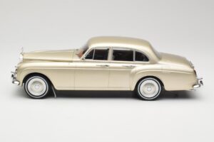 Rolls-Royce Silver Cloud III Flying Spur H.J. Mulliner Złoty MCG 1:18 MCG18058 Metal — zdjęcie 3 z 6