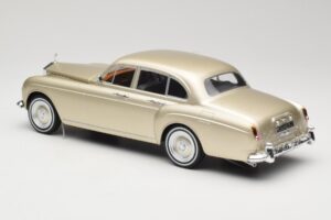 Rolls-Royce Silver Cloud III Flying Spur H.J. Mulliner Złoty MCG 1:18 MCG18058 Metal — zdjęcie 5 z 6