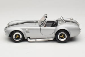 Shelby Cobra 427S/C Srebrny Z Czarnymi Paskami Road Signature 1:18 92058 Metal — zdjęcie 4 z 8