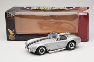 Shelby Cobra 427S/C Srebrny Z Czarnymi Paskami Road Signature 1:18 92058 Metal — zdjęcie 8 z 8