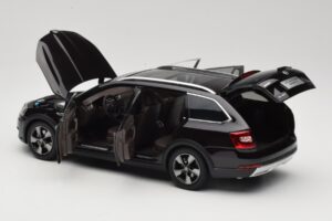 Skoda Octavia Mk4 Combi Brązowy Paudi Model 1:18 ZMR000005BRA Metal — zdjęcie 5 z 8