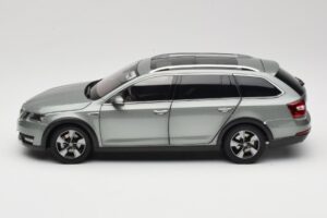 Skoda Octavia Mk4 Combi Zielony Paudi Model 1:18 ZMR000005GRU Metal — zdjęcie 4 z 8