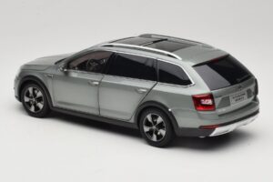 Skoda Octavia Mk4 Combi Zielony Paudi Model 1:18 ZMR000005GRU Metal — zdjęcie 7 z 8
