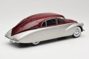 Tatra 87 Srebrny & Ciemnoczerwony MCG 1:18 MCG18067 Metal — zdjęcie 2 z 6