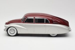 Tatra 87 Srebrny & Ciemnoczerwony MCG 1:18 MCG18067 Metal — zdjęcie 3 z 6