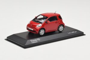 Toyota iQ Czerwony Minichamps 1:43 400166800 Metal — zdjęcie 2 z 4