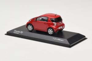 Toyota iQ Czerwony Minichamps 1:43 400166800 Metal — zdjęcie 3 z 4