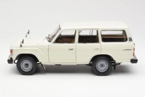 Toyota Land Cruiser J60 Biały Kyosho 1:18 08956W Metal — zdjęcie 4 z 8