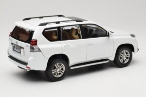 Toyota Land Cruiser Prado J150 Biały Paudi Model 1:18 623132-WH Metal — zdjęcie 3 z 8