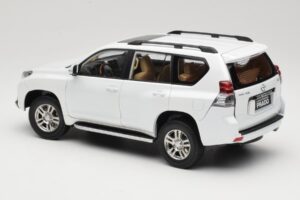 Toyota Land Cruiser Prado J150 Biały Paudi Model 1:18 623132-WH Metal — zdjęcie 7 z 8
