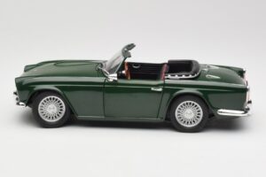 Triumph TR4 British Racing Green Revell 1:18 08827-T1 Metal — zdjęcie 4 z 8