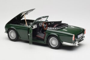 Triumph TR4 British Racing Green Revell 1:18 08827-T1 Metal — zdjęcie 5 z 8