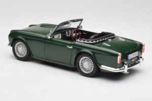 Triumph TR4 British Racing Green Revell 1:18 08827-T1 Metal — zdjęcie 7 z 8