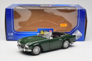 Triumph TR4 British Racing Green Revell 1:18 08827-T1 Metal — zdjęcie 8 z 8