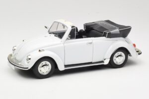 Volkswagen 1302 LS Kabriolet Biały Revell 1:18 08415 Metal