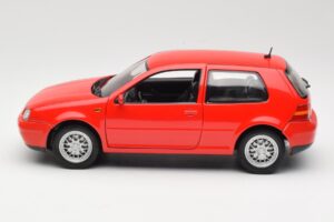 Volkswagen Golf Mk4 GTI Czerwony Revell 1:18 08943 Metal — zdjęcie 4 z 8