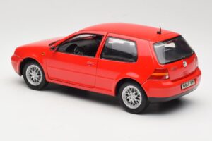 Volkswagen Golf Mk4 GTI Czerwony Revell 1:18 08943 Metal — zdjęcie 7 z 8