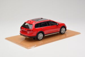 Volkswagen Golf Mk7 Alltrack Tornado Red DNA 1:18 DNA000035 Żywica — zdjęcie 2 z 6