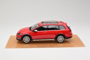 Volkswagen Golf Mk7 Alltrack Tornado Red DNA 1:18 DNA000035 Żywica — zdjęcie 3 z 6