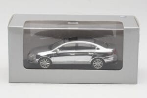 Volkswagen Passat B6 Chrome Silver 10 Years Volkswagen Magazine Minichamps 1:43 PASSAT004 Metal — zdjęcie 4 z 4