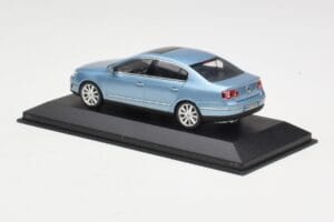 Volkswagen Passat B6 Blue Metallic Minichamps 1:43 PASSAT002 Metal — zdjęcie 3 z 4