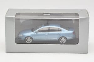 Volkswagen Passat B6 Blue Metallic Minichamps 1:43 PASSAT002 Metal — zdjęcie 4 z 4