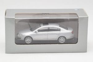 Volkswagen Passat B6 Srebrny Minichamps 1:43 PASSAT003 Metal — zdjęcie 4 z 4