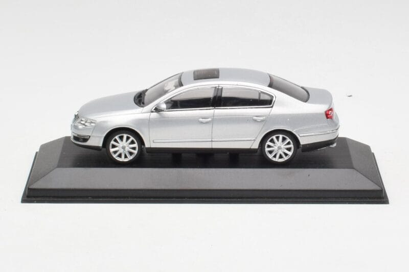 Volkswagen Passat B6 Srebrny Minichamps 1:43 PASSAT003 Metal