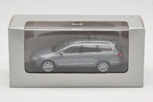 Volkswagen Passat B6 Variant Grey Metallic Minichamps 1:43 PASSAT005 Metal — zdjęcie 4 z 4