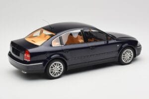 Volkswagen Passat W8 B5.5 Indigo Blue DNA 1:18 DNA000029 Metal — zdjęcie 2 z 6