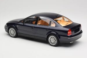 Volkswagen Passat W8 B5.5 Indigo Blue DNA 1:18 DNA000029 Metal — zdjęcie 5 z 6