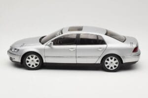 Volkswagen Phaeton D1 Silver Metallic AUTOart 1:18 79742 Metal — zdjęcie 4 z 8