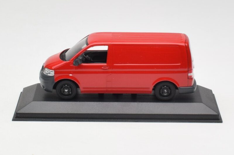 Volkswagen T5 Furgon Dostawczy Czerwony & Czarne Koła Minichamps 1:43 400052260-B Metal