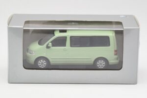 Volkswagen T5 Multivan California Zielony Limonkowy Dealer Minichamps 1:43 400052201-D1 Metal — zdjęcie 4 z 4