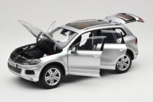 Volkswagen Touareg 7L Silver Metallic Kyosho 1:18 8821CS Metal — zdjęcie 2 z 8
