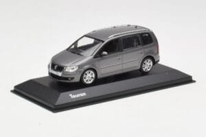 Volkswagen Touran Sport Platinum Grey Minichamps 1:43 TOURAN003 Metal — zdjęcie 2 z 4