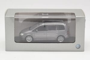 Volkswagen Touran Sport Platinum Grey Minichamps 1:43 TOURAN003 Metal — zdjęcie 4 z 4