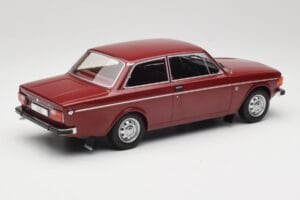 Volvo 142 Ciemnoczerwony MCG 1:18 MCG18443 Metal — zdjęcie 2 z 6