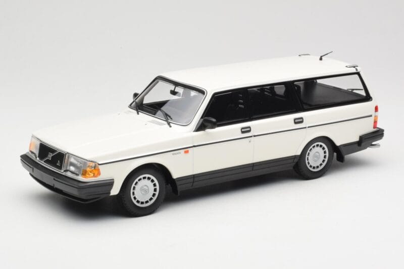Volvo 240 GL Kombi Biały Minichamps 1:18 155171412 Metal