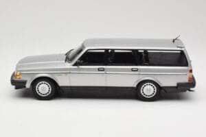 Volvo 240 GL Estate Srebrny Minichamps 1:18 155171416 Metal — zdjęcie 3 z 6
