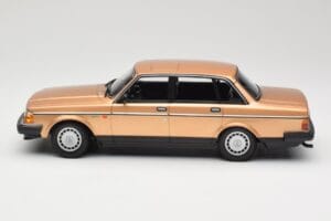 Volvo 240 GL Złoty Minichamps 1:18 155171405 Metal — zdjęcie 3 z 6