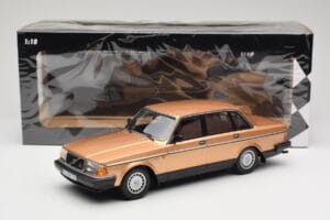 Volvo 240 GL Złoty Minichamps 1:18 155171405 Metal — zdjęcie 6 z 6