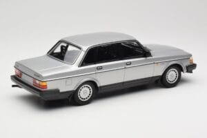Volvo 240 GL Srebrny Minichamps 1:18 155171408 Metal — zdjęcie 2 z 6