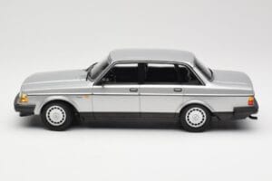 Volvo 240 GL Srebrny Minichamps 1:18 155171408 Metal — zdjęcie 3 z 6