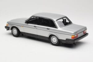 Volvo 240 GL Srebrny Minichamps 1:18 155171408 Metal — zdjęcie 5 z 6