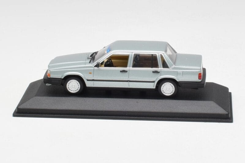 Volvo 240 GL Srebrny Metalik Minichamps 1:43 940171402 Metal