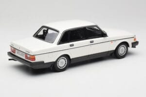 Volvo 240 GL Biały Minichamps 1:18 155171402 Metal — zdjęcie 2 z 6