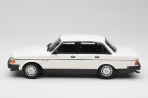 Volvo 240 GL Biały Minichamps 1:18 155171402 Metal — zdjęcie 3 z 6